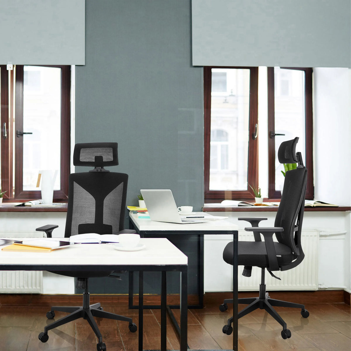Dos sillas de oficina profesional negras KODIAK con respaldo de malla en escritorios blancos de hjh OFFICE