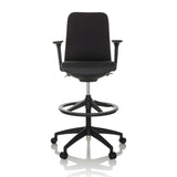 Silla de mostrador NESTORA WORK negra con reposabrazos, aro reposapiés y base de cinco ruedas de hjh OFFICE – vista de 360° (vista frontal 0°)