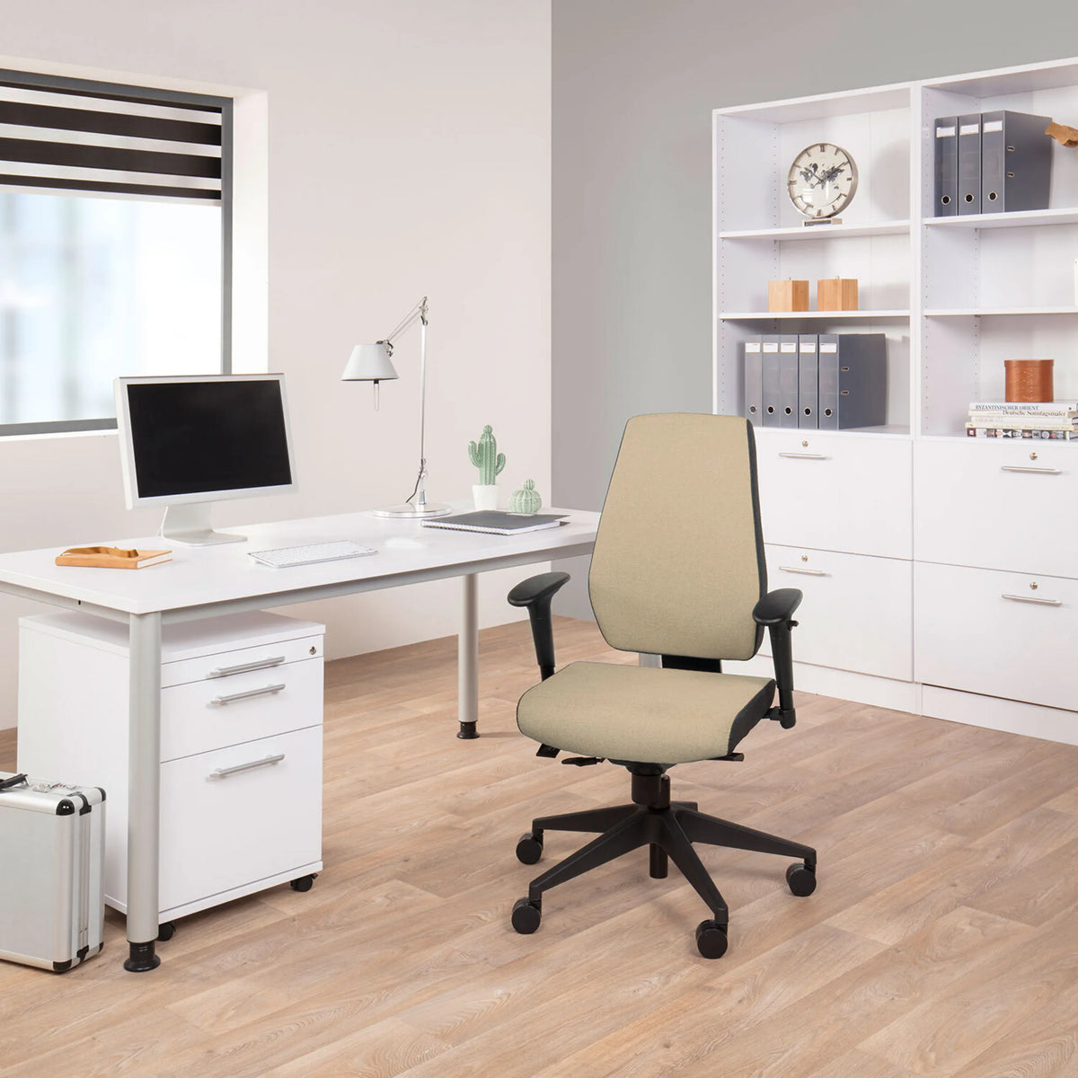 Silla de oficina profesional PRO-TEC 500 en color beige con reposabrazos ajustables y base con ruedas de hjh OFFICE