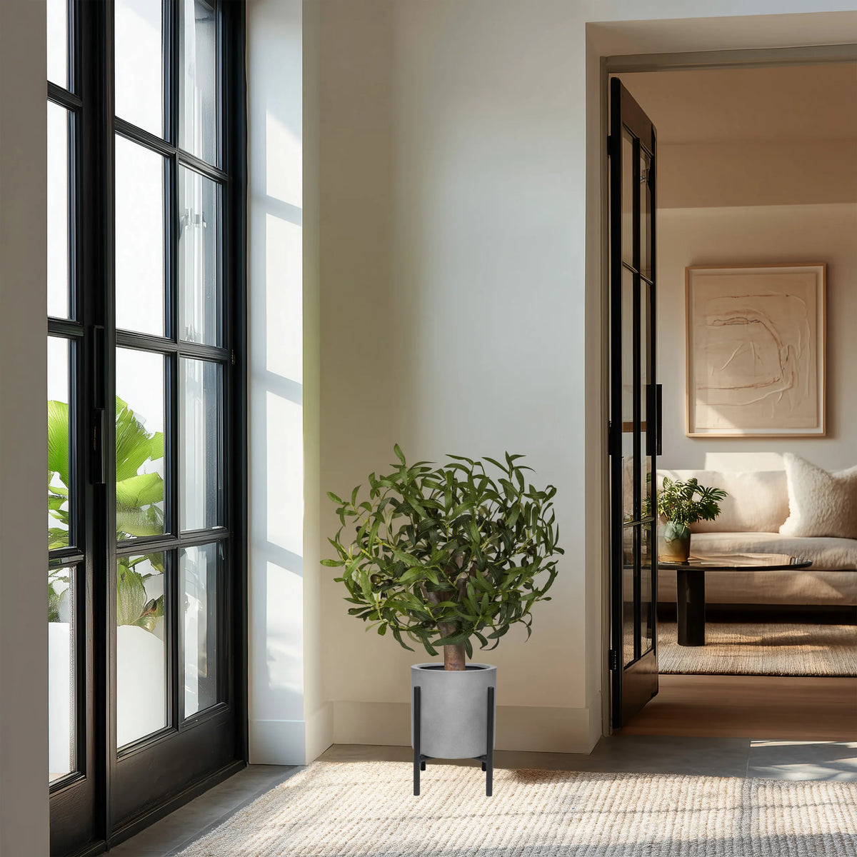 Planta artificial verde Olive S en una maceta gris con estructura metálica negra de hjh OFFICE