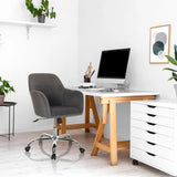 Silla Home Office SOLAO 300 en color gris oscuro con base de estrella y ruedas delante de un escritorio de hjh OFFICE