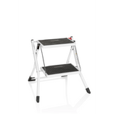 Escalera plegable SOLID W1 blanca con dos peldaños antideslizantes de hjh OFFICE – vista de 360° (vista frontal 20°)