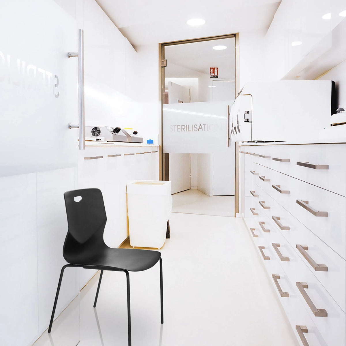 Silla de cuatro patas T36 V en color negro con asiento minimalista de hjh OFFICE
