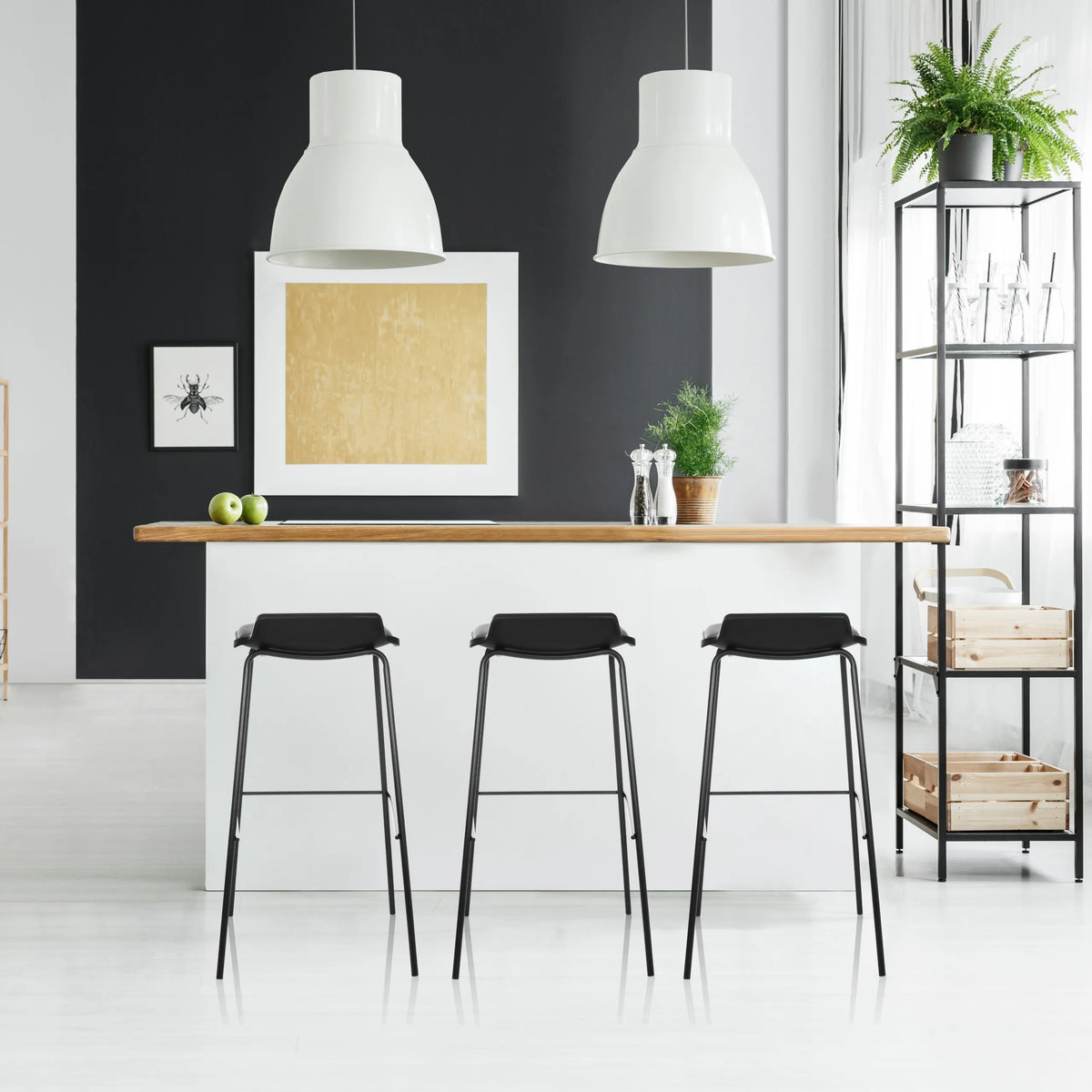 Tres taburetes de bar LONSO 10 negros con patas delgadas en una barra blanca con superficie de madera de hjh OFFICE