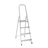 Escalera plegable SOLID II plateada de aluminio con cuatro peldaños y asa de hjh OFFICE – vista de 360° (vista frontal 20°)