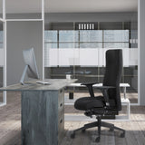 Sillón de alta gama ROVO XP en negro con respaldo alto y reposabrazos en un escritorio de Rovo Chair