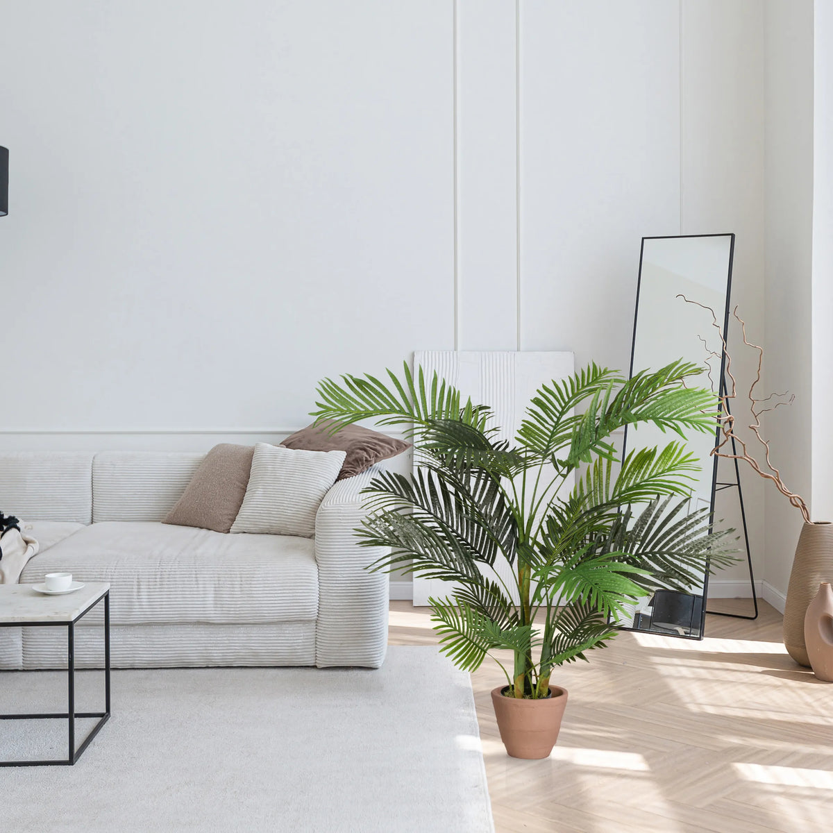 Planta artificial verde ARECA II en una maceta marrón de hjh OFFICE