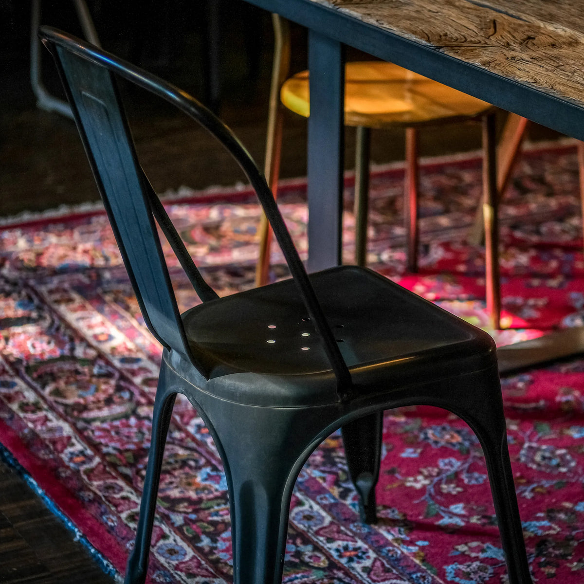 Silla de comedor VANTAGGIO BRUSH de metal en color negro con respaldo curvado de hjh OFFICE
