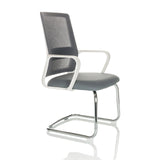 Silla de viga voladiza VISITER W gris con respaldo de malla, reposabrazos y estructura cromada de hjh OFFICE – vista de 360° (vista frontal en diagonal 60°)
