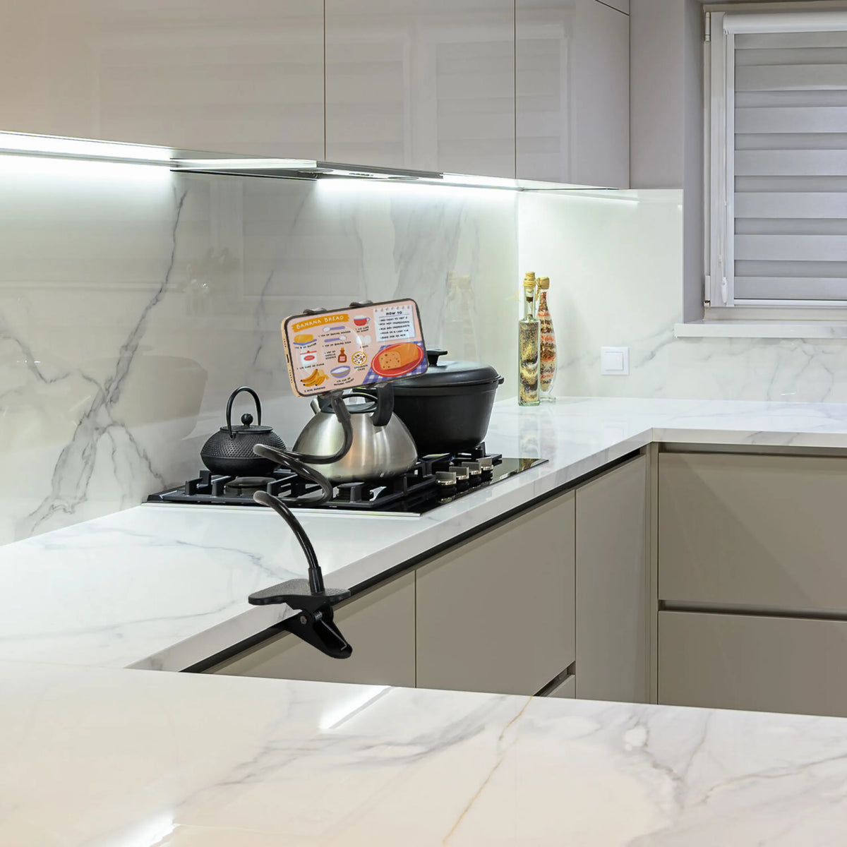 Soporte para teléfono móvil y tableta FLEXMOBI negro en una encimera de cocina de hjh OFFICE