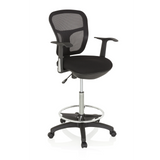 Silla de mostrador TOP WORK 108 negra con respaldo de malla, aro reposapiés y base de cinco ruedas de hjh OFFICE – vista de 360° (vista frontal en diagonal 40°)