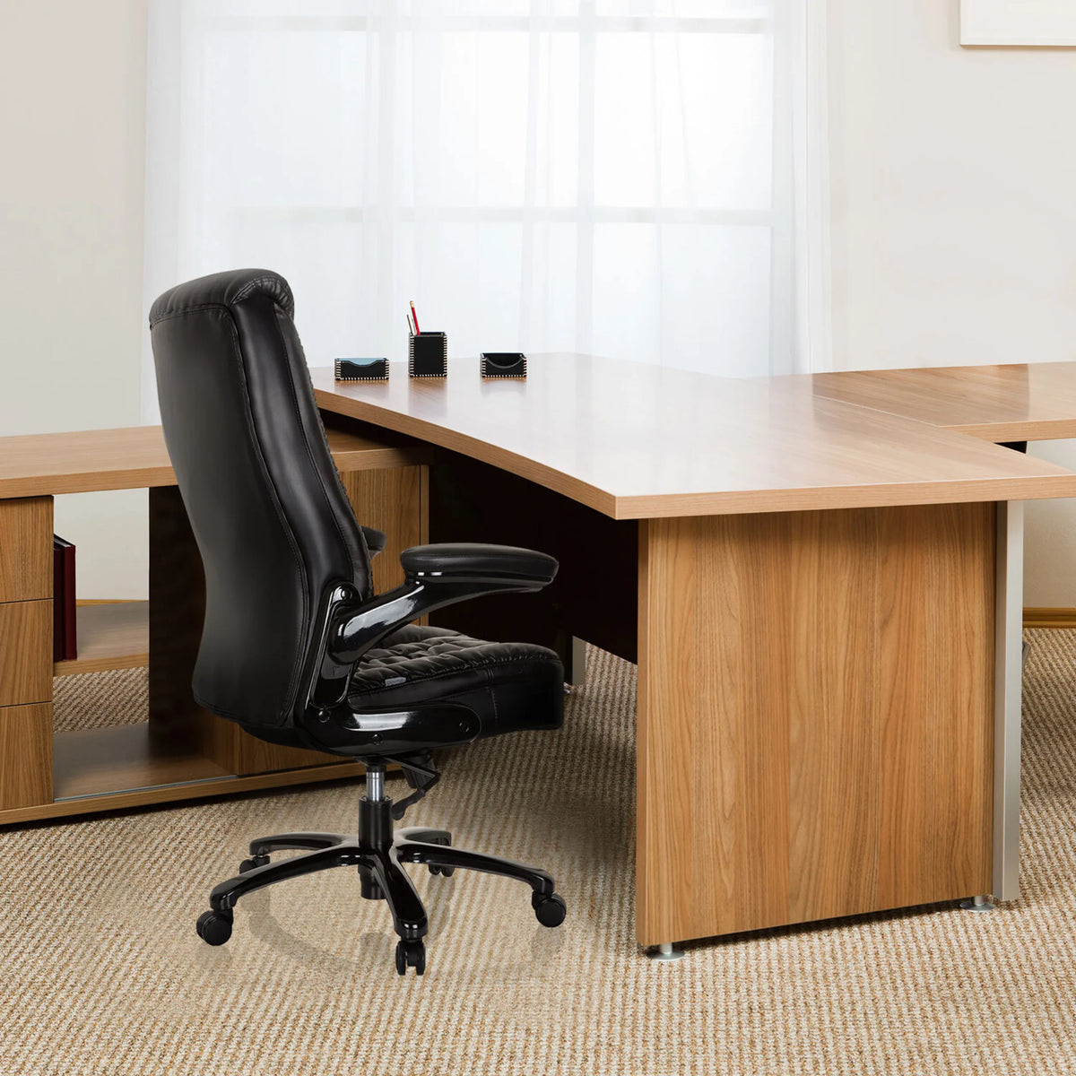 Silla giratoria XXL INSTRUCTOR III negra de cuero en un escritorio de hjh OFFICE