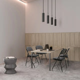 Sillas plegables TUDELA I en color gris oscuro con tapizado de terciopelo en una mesa de reuniones de hjh OFFICE