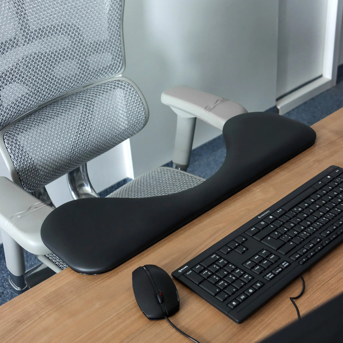 Apoyabrazos RELEX RT2 negro sobre un escritorio junto a un teclado y un ratón de ordenador de hjh OFFICE