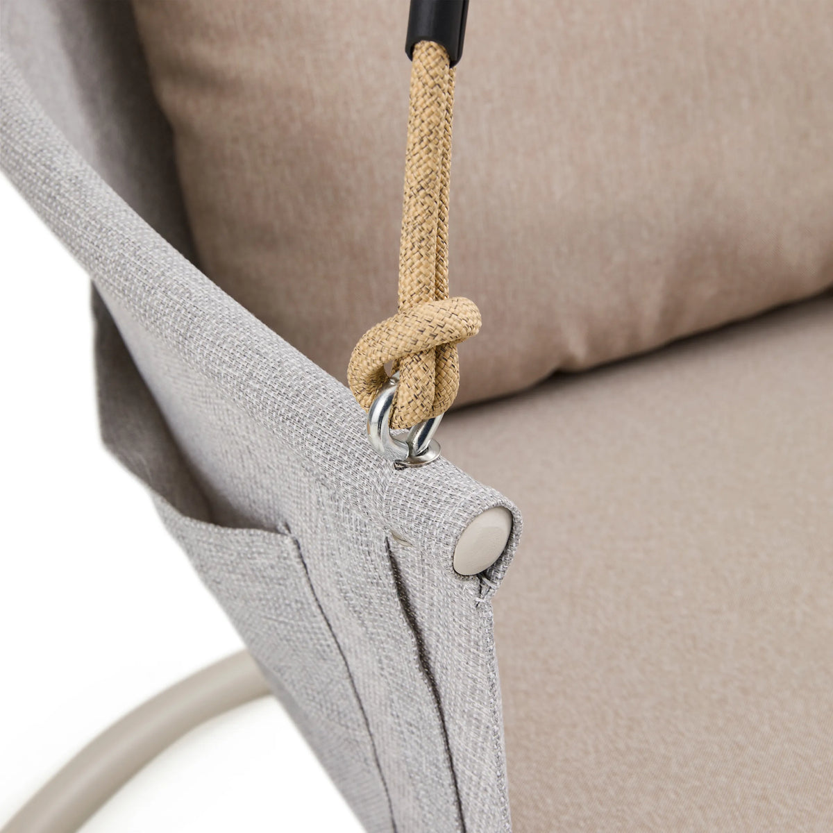 Fijación de la cuerda de suspensión al tapizado beige de la Silla colgante Skylo de hjh LIVING