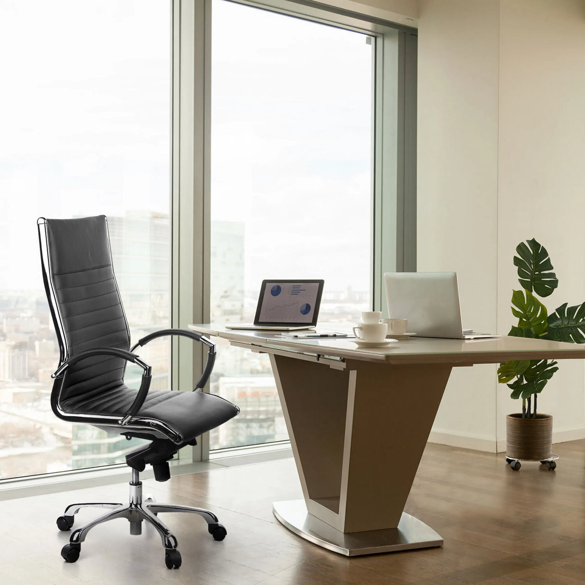 Sillón de oficina profesional PARMA 20 en negro con tapicería acolchada y base cromada junto a un escritorio de hjh OFFICE