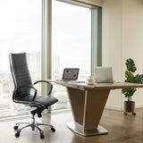 Sillón de oficina profesional PARMA 20 en negro con tapicería acolchada y base cromada junto a un escritorio de hjh OFFICE