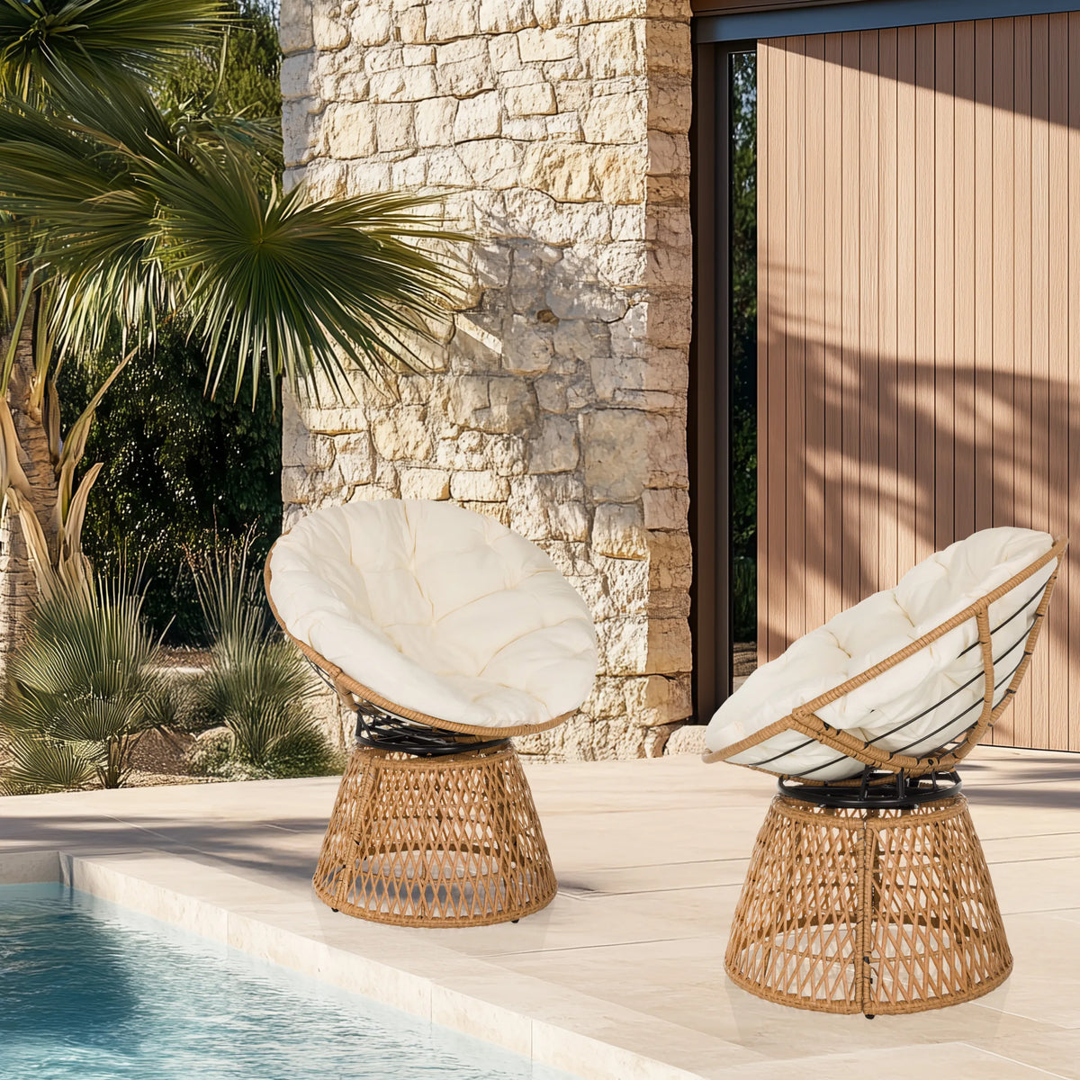 Dos sillas de exterior WEAVORA en beige con estructura trenzada y cojines blancos en el exterior de hjh LIVING