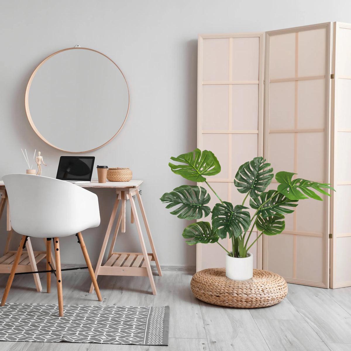 Planta artificial verde MONSTERA I en una maceta blanca sobre un pedestal trenzado de hjh OFFICE