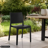 Silla de exterior T37 V negra con superficie lisa en una terraza clara del jardín de hjh LIVING (imagen generada por IA)