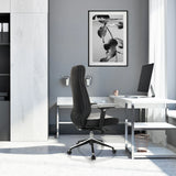 Sillón de oficina profesional VITORO ECO en negro con respaldo alto y base de estrella frente a un escritorio blanco de hjh OFFICE