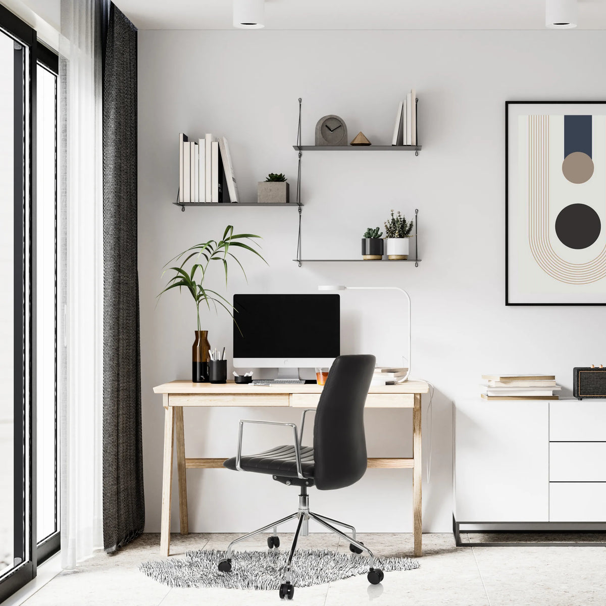 Sillón de alta gama VEMONA 30 en negro con reposabrazos y ruedas en un escritorio de hjh OFFICE