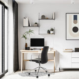 Sillón de alta gama VEMONA 30 en negro con reposabrazos y ruedas en un escritorio de hjh OFFICE