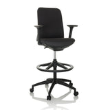 Silla de mostrador NESTORA WORK negra con reposabrazos, aro reposapiés y base de cinco ruedas de hjh OFFICE – vista de 360° (vista frontal 15°)