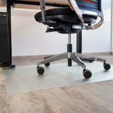 Alfombrilla PUNOMAT transparente para suelos duros debajo de una silla de oficina de Kottig