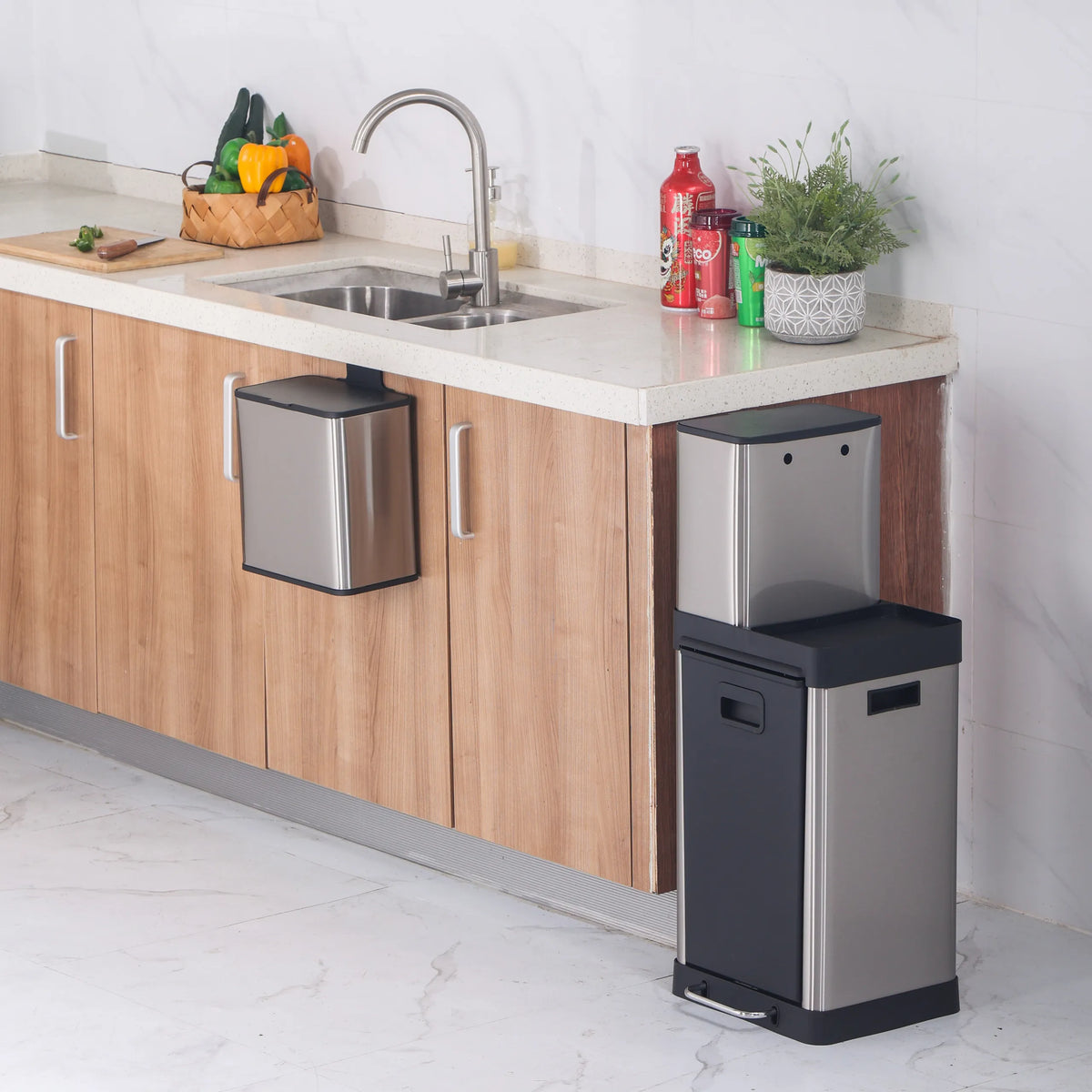 Papelera CLEAN 3 en color plata con capacidad de 32 litros en una cocina de hjh OFFICE