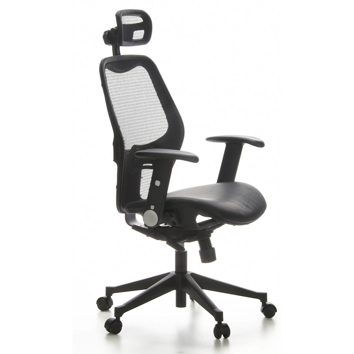 Silla de oficina profesional AIR-PORT negra con respaldo de malla, asiento de cuero y base de cinco ruedas de hjh OFFICE – vista de 360° (vista frontal en diagonal 60°)