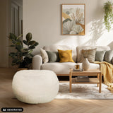 Puf Sitzolo R beige en un salón de hjh LIVING (imagen generada por IA)