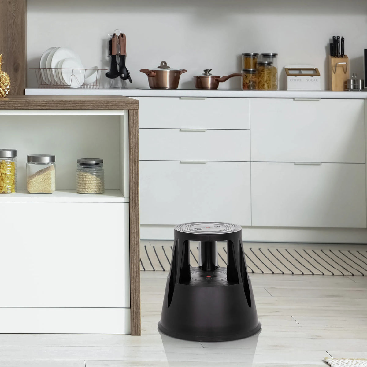 Taburete bajo negro TIO-M I con base redonda en una cocina de hjh OFFICE