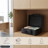 Caja fuerte negra abierta Safe Compact Slim con fajos de billetes en una estantería de madera de hjh OFFICE (imagen generada por IA)