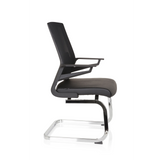 Silla de viga voladiza INVENTOR V PRO negra con respaldo de malla, reposabrazos y base de patines de hjh OFFICE – vista de 360° (vista lateral 80°)