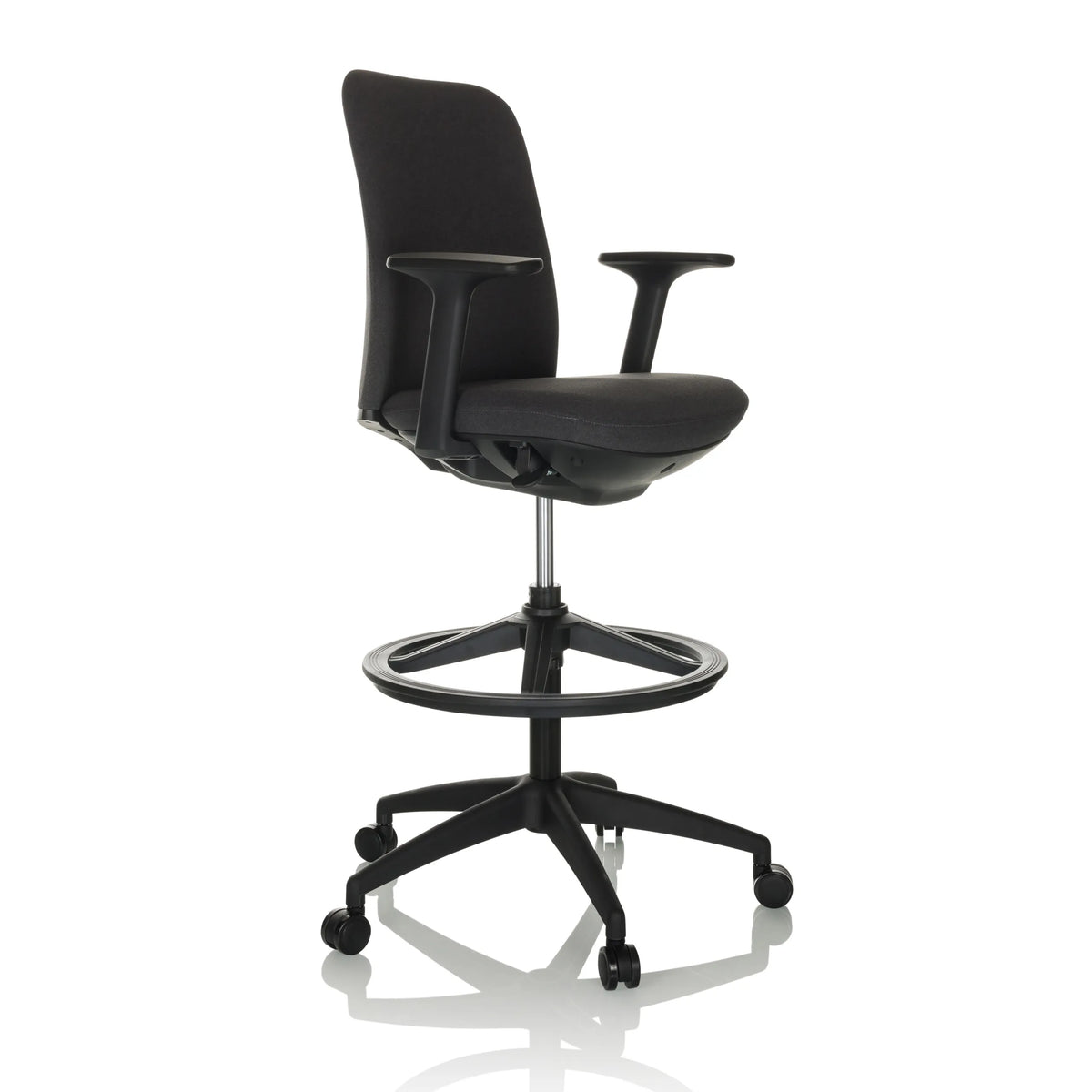 Silla de mostrador NESTORA WORK negra con reposabrazos, aro reposapiés y base de cinco ruedas de hjh OFFICE – vista de 360° (vista frontal en diagonal 45°)