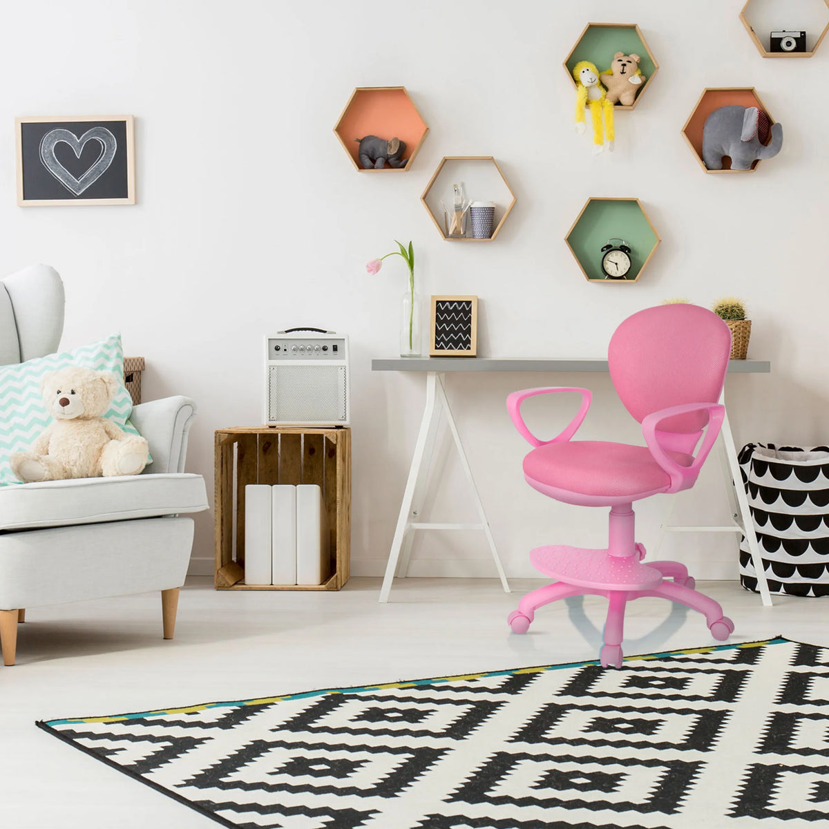 Silla giratoria para niños KID COLOUR rosa con reposabrazos y ruedas en una habitación infantil de hjh OFFICE