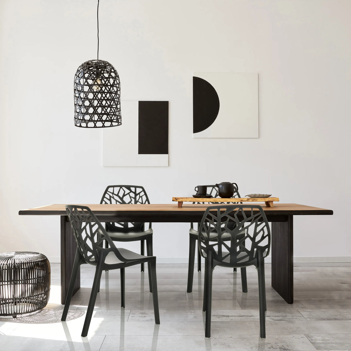 Silla de exterior ARTIFO TRI en negro con respaldo de malla en una mesa de madera de hjh OFFICE