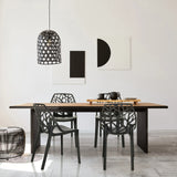 Silla de exterior ARTIFO TRI en negro con respaldo de malla en una mesa de madera de hjh OFFICE