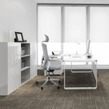 Silla de oficina profesional BRETON PRO W gris con reposacabezas y reposabrazos frente a un escritorio blanco de hjh OFFICE