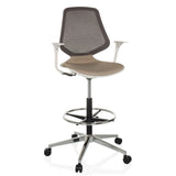 Silla de mostrador TOP WORK STYLE beige con respaldo de malla, aro reposapiés y base de cinco ruedas de hjh OFFICE – vista de 360° (vista frontal 15°)