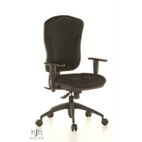 Silla de oficina profesional WELLPOINT 30 K2 negra con reposabrazos y base de cinco ruedas de Topstar – vista de 360° (vista frontal en diagonal 40°)