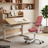 Silla giratoria para niños Kiddy Smart Step de color rosa en un escritorio regulable en altura de hjh OFFICE (imagen generada por IA)