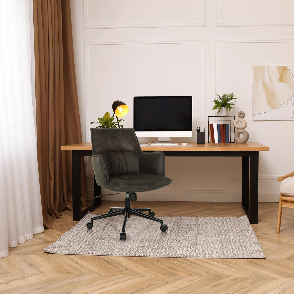 Silla Home Office SOLAO LIFE en color gris oscuro con ruedas y reposabrazos delante de un escritorio de hjh LIVING