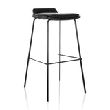 Taburete de bar negro LONSO 10 con asiento acolchado y un reposapiés de hjh OFFICE – vista de 360° (vista frontal en diagonal 30°)
