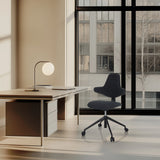 Silla de oficina profesional PALIANO negra con cinco ruedas delante de un escritorio de hjh OFFICE