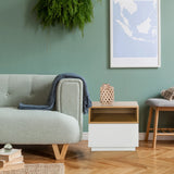 Mesa auxiliar MELMO en blanco y roble con estante abierto junto a un sofá de hjh LIVING