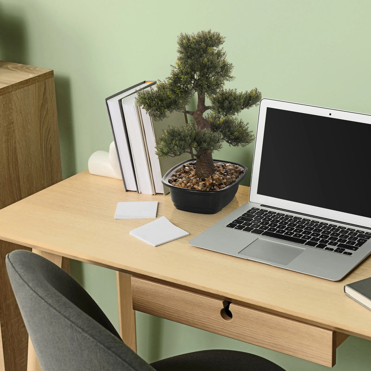 Planta artificial BONSAI como un pequeño bonsái en una maceta negra sobre un escritorio de hjh OFFICE