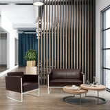 Sillón tapizado marrón ARUBA con estructura metálica blanca en un entorno de oficina moderno de hjh OFFICE
