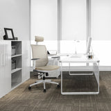 Silla de oficina profesional PROFONDO PRO W beige con reposacabezas y reposabrazos frente a un escritorio blanco de hjh OFFICE